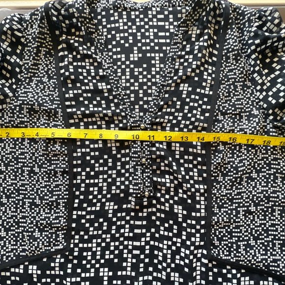 🌸4/$20🌸 Black and White Checkered Longsleeve V-Neck Blouse - Picture 10 of 11